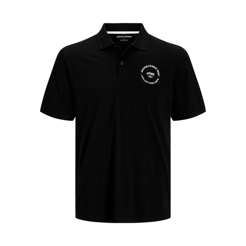 Βαμβακερό polo ζέρσευ της Jack %26 Jones σε plus fit γραμμή.Κατασκευασμένο από εξαιρετικής ποιότητας 100% βαμβακερό ύφασμα που το καθιστά πολύ άνετο και δροσερό ούτως ώστε να το φοράς άφοβα όσες ώρες θες,αποφεύγοντας τους ερεθισμούς μιας και η συγκεκριμένη πλέξη επιτρέπει στο δέρμα να αναπνέει αποβάλλοντας τον ιδρώτα.