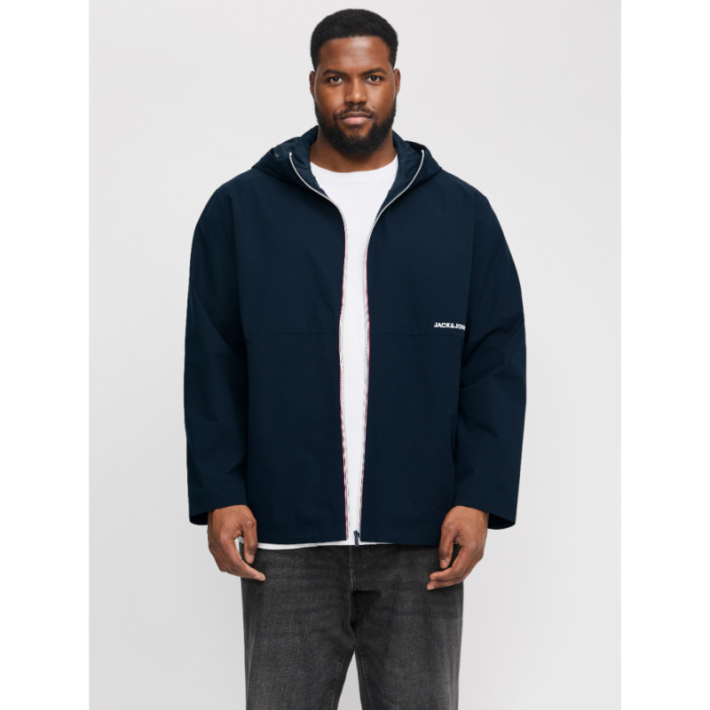 Ανανεώστε τη γκαρνταρόμπα σας με το Jack %26 Jones Adam Light Jacket, το ιδανικό ελαφρύ μπουφάν για κάθε εποχή.Κατασκευασμένο από υψηλής ποιότητας ύφασμα, με ανθεκτικότητα και ελαφρότητα για άνεση όλη την ημέρα.Ιδανικό για καθημερινές εμφανίσεις, προσφέρει εξαιρετική άνεση και στυλ χωρίς να θυσιάζει την προστασία από τον άνεμο και τις μικρές βροχοπτώσεις.Minimal και μοντέρνο, με φερμουάρ και μικρό λογότυπο Jack %26 Jones στο στήθος.Με δύο πλαϊνές τσέπες με φερμουάρ για αποθήκευση των προσωπικών σας αντικειμένων,μία εσωτερική και ρυθμιζόμενη κουκούλα για επιπλέον προστασία.Η ελαφριά εφαρμογή του προσφέρει άνεση και ελευθερία κινήσεων, κατάλληλο για layering ή για ανεξάρτητη χρήση.Ιδανικό για φθινόπωρο και άνοιξη, συνδυάζεται εύκολα με τζιν, παντελόνια ή ακόμα και σορτς για μια casual εμφάνιση. Ανακαλύψτε το Jack %26 Jones Adam Light Jacket και απολαύστε στυλ, άνεση και λειτουργικότητα σε κάθε σας βήμα.